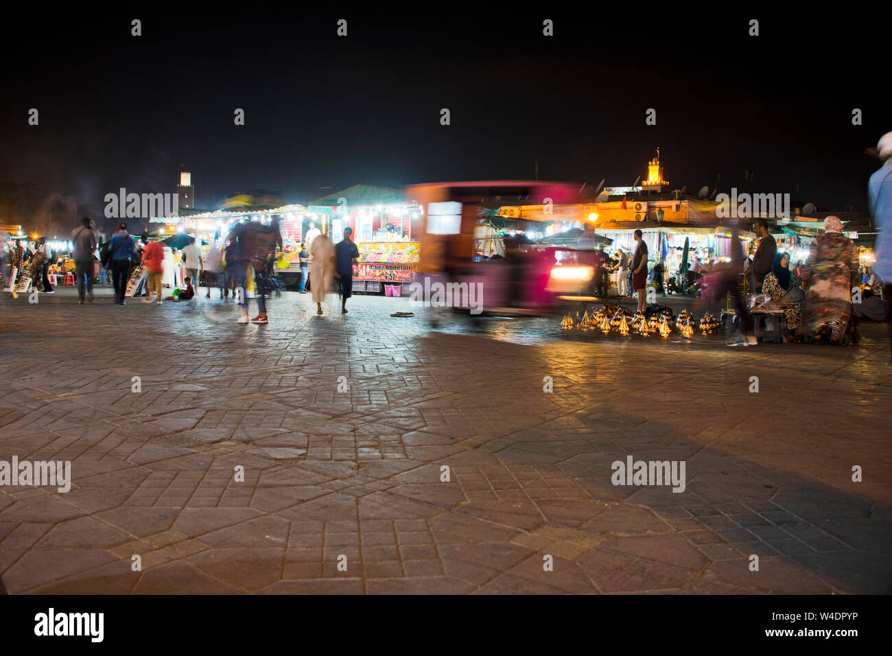 Il mercato notturno in Marrakech piazza Jema el Fna sera raduno di gente del posto e i turisti alla tradizionale islamico vivace luce bassa piazza del mercato in Marocco Foto Stock