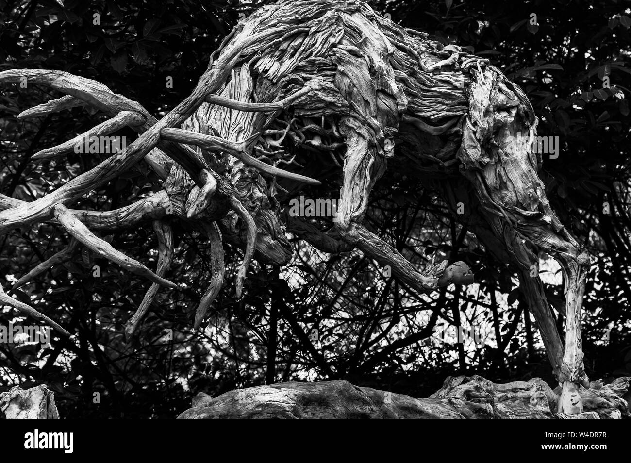 Una scultura in legno di solchi stag sul display in un parco scuplure Foto Stock