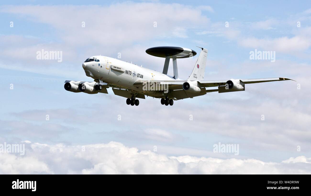 Boeing E-3una sentinella della NATO "gli occhi nel cielo' Airborne attenzione e forza di comando arrivando al Royal International Air Tattoo Foto Stock