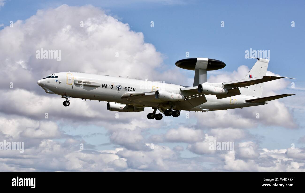 Boeing E-3una sentinella della NATO "gli occhi nel cielo' Airborne attenzione e forza di comando arrivando al Royal International Air Tattoo Foto Stock