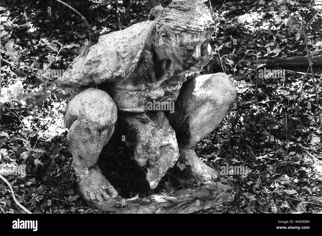 Una piccola pietra arte scultura sullo schermo in un parco della scultura Foto Stock