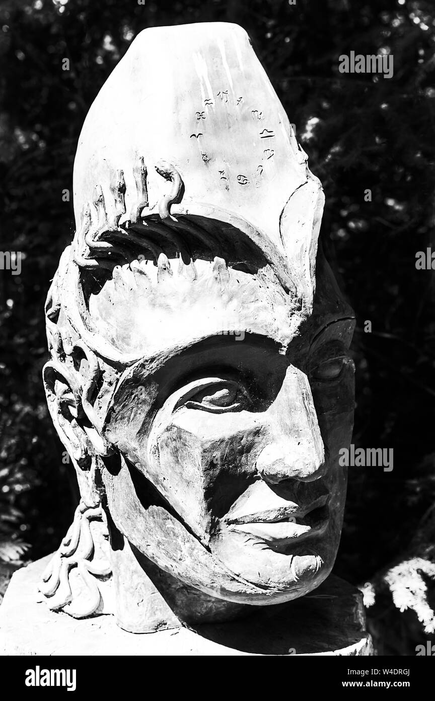 Una moderna arte scultura di una testa con funzioni di angolare sul display in un parco di sculture. Foto Stock
