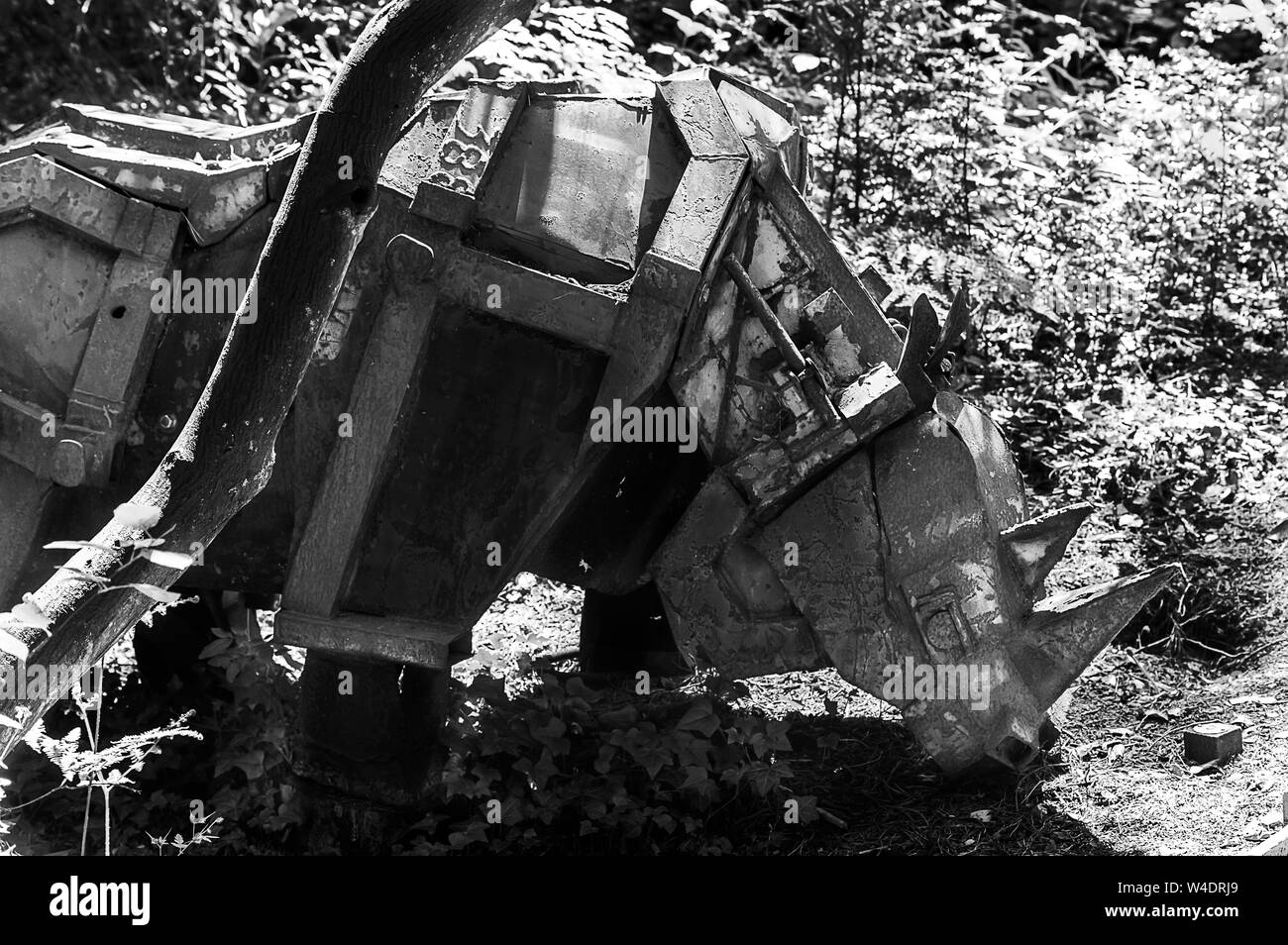 Un acciaio fabbricato rhino sul display in un parco di sculture. Foto Stock