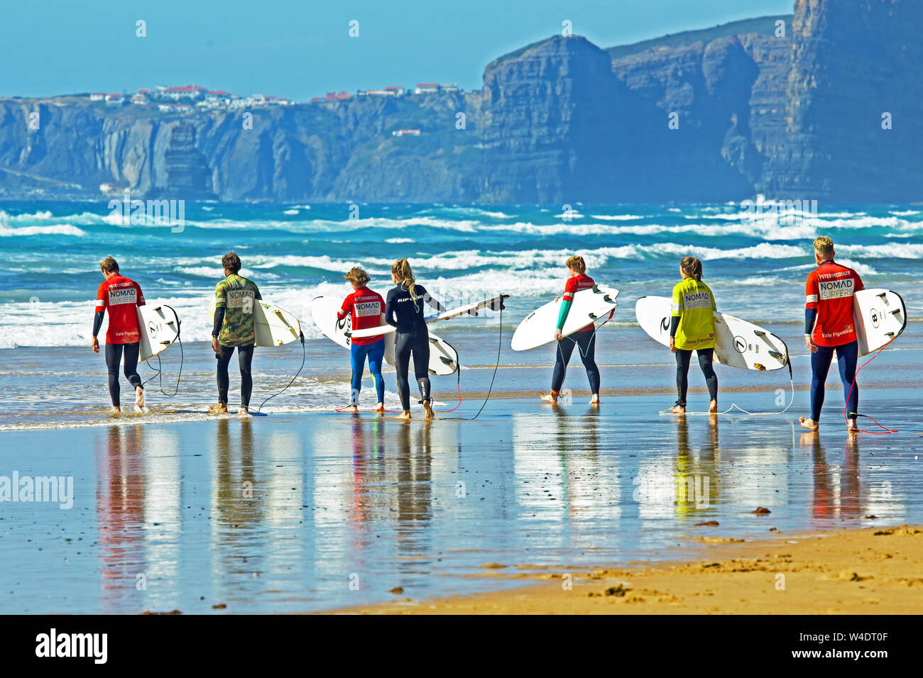 Vale Figueiras, Portogallo - 10 giugno 2019:Surfers ricevendo lezioni di surf a Praia Vale Figueiras in Portogallo Foto Stock
