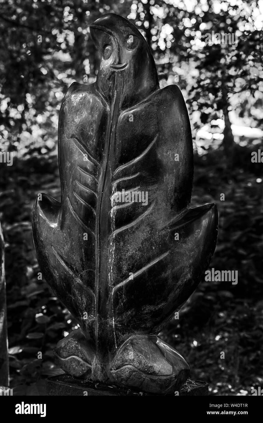 Una pietra nera, astratto arte scultura sullo schermo in un parco della scultura Foto Stock