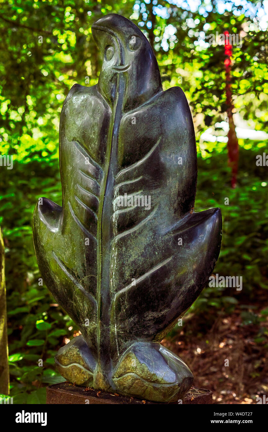 Una pietra nera, astratto arte scultura sullo schermo in un parco della scultura Foto Stock