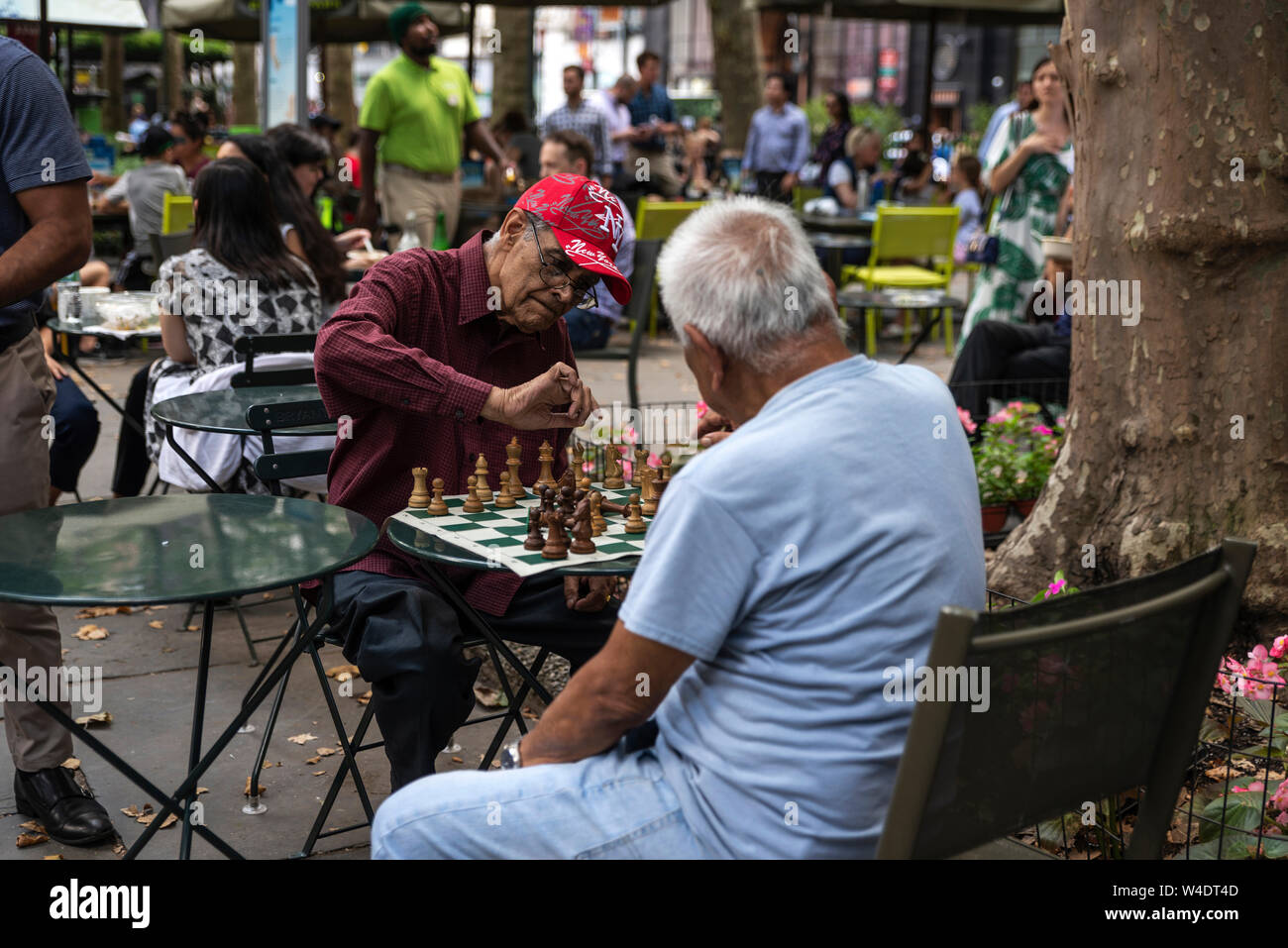 La città di New York, Stati Uniti d'America - 2 Agosto 2018: anziani a giocare a scacchi in Bryant Park, Midtown Manhattan, a New York City, Stati Uniti d'America Foto Stock