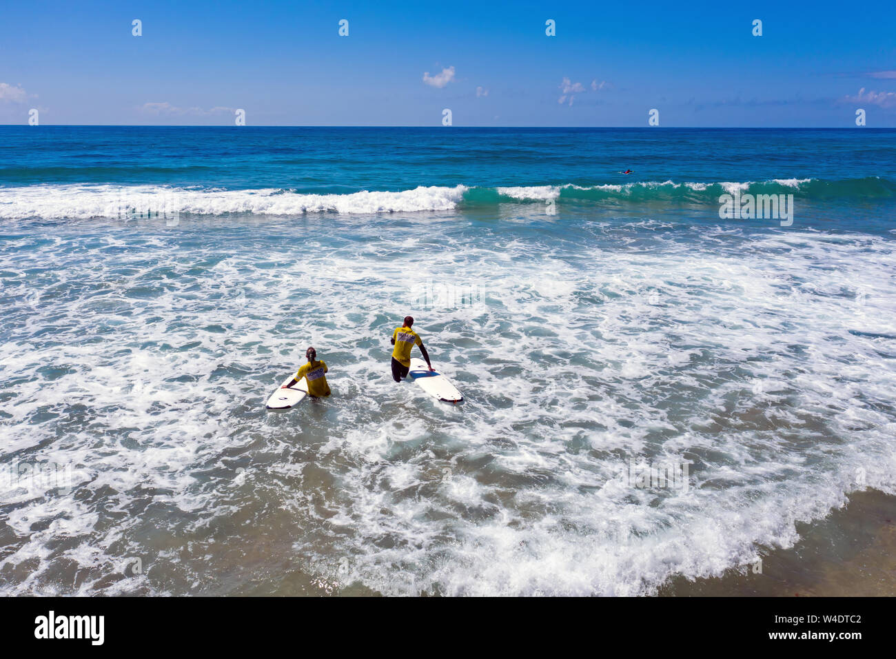 Vale Figueiras, Portogallo - Giugno 14, 2019: Antenna da surfers ricevendo lezioni di surf a Praia Vale Figueiras in Portogallo Foto Stock