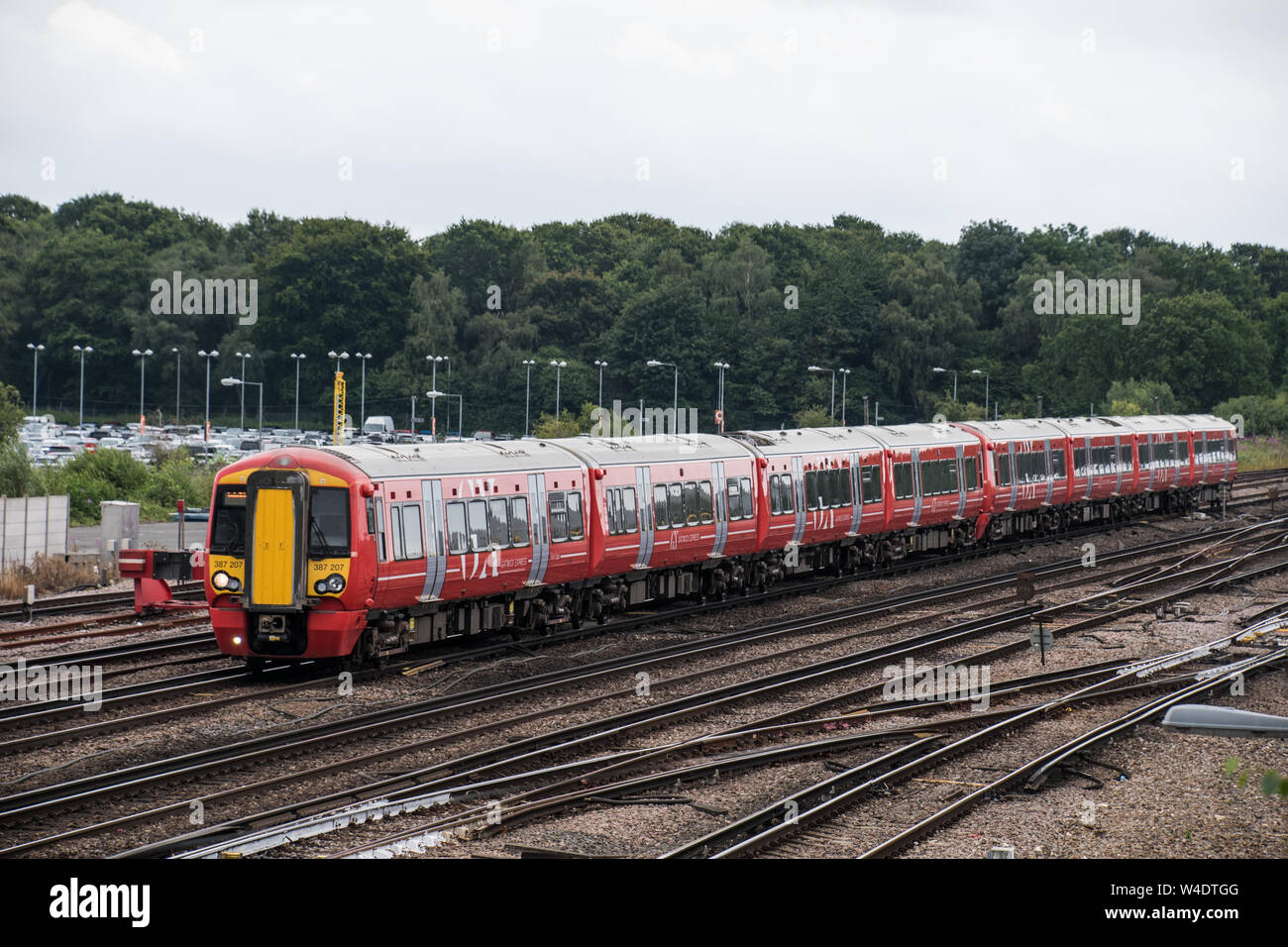 Il treno Gatwick Express in aeroporto di Gatwick Foto Stock