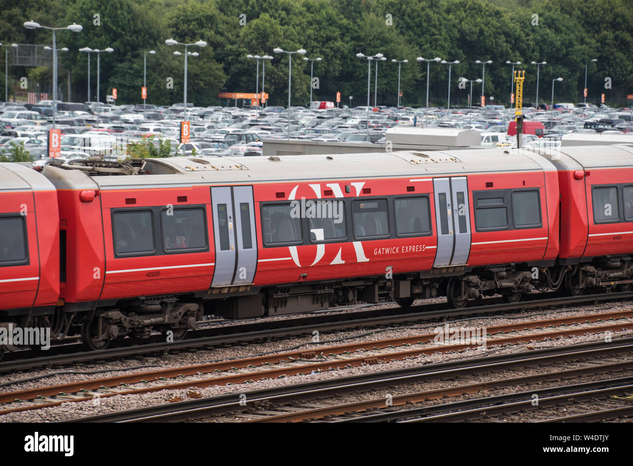 Il treno Gatwick Express in aeroporto di Gatwick Foto Stock