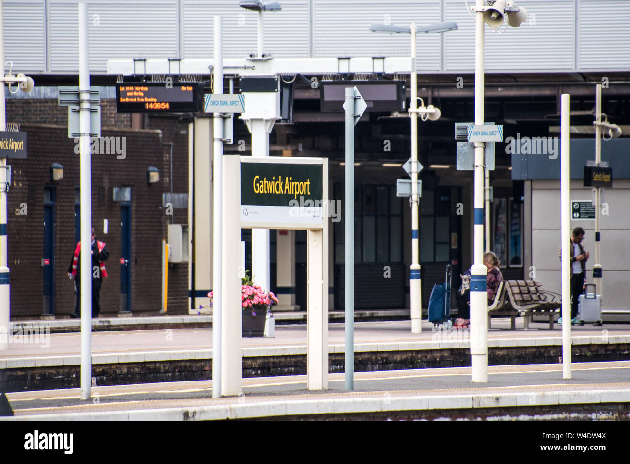 Gatwick airport station segno bordo Foto Stock