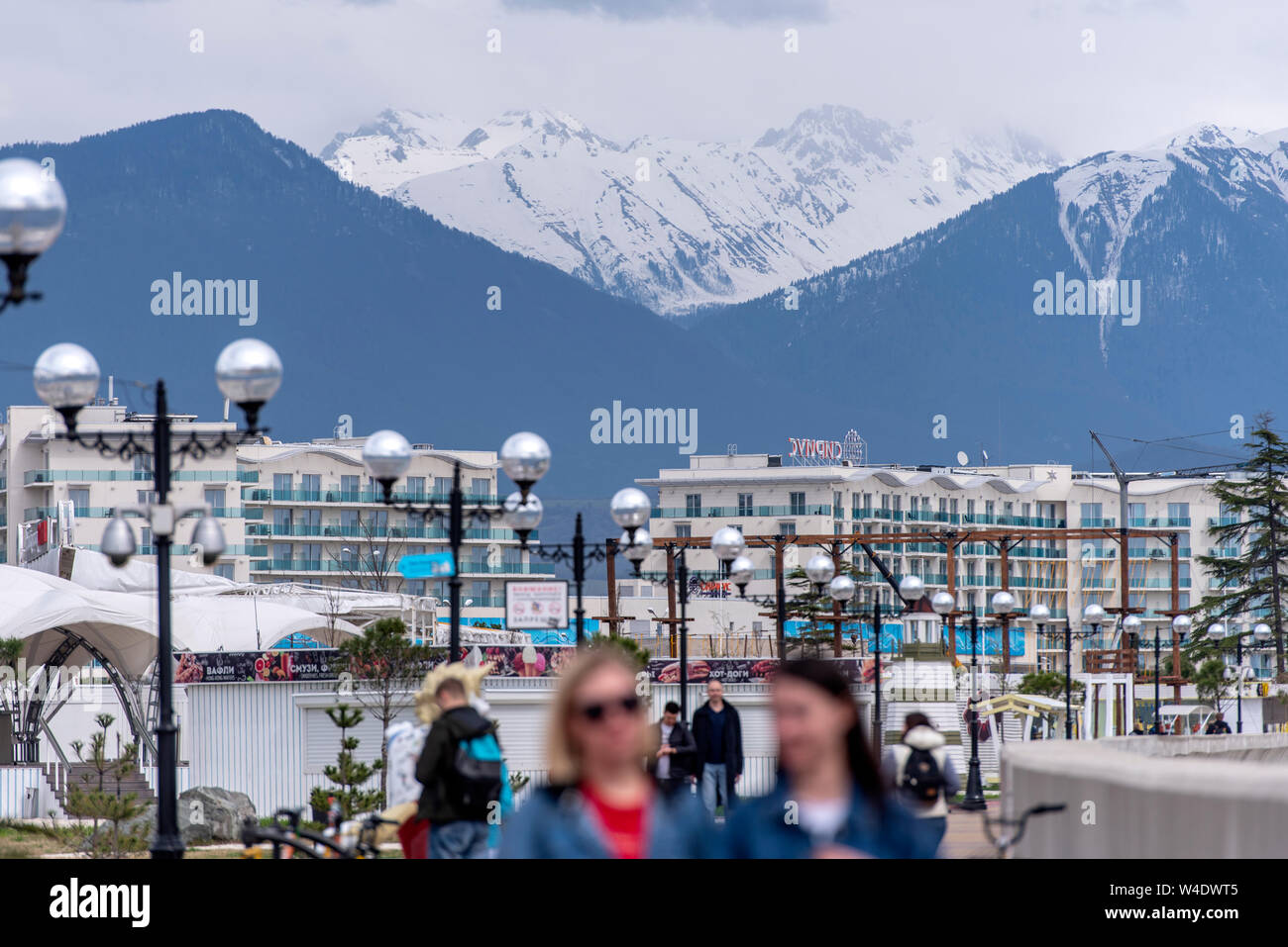 SOCHI - Apr 11: argini del Parco Olimpico di Sochi e il paesaggio con le montagne e le persone in aprile 11. 2019 in Russia Foto Stock
