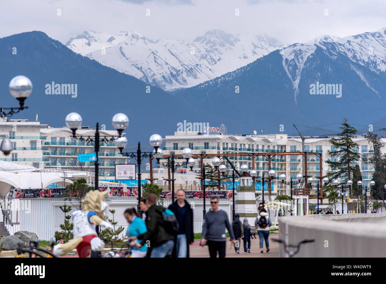 SOCHI - Apr 11: argini del Parco Olimpico di Sochi e il paesaggio con le montagne e le persone in aprile 11. 2019 in Russia Foto Stock