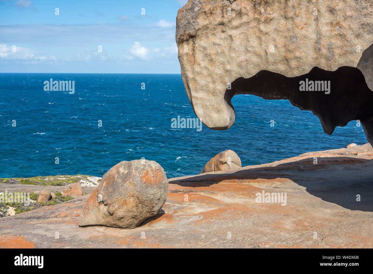 Uno dei Remarkable Rocks su Kangaroo Island in Australia del Sud sembra essere stata erosa da sotto lasciando un dente-sporgenza simile Foto Stock