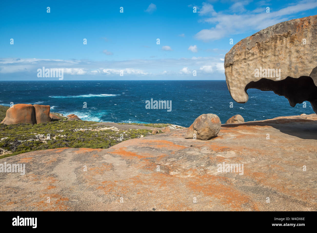 Vista inusuale del Remarkable Rocks, Kangaroo Island, Australia del Sud. Una roccia sembra aver eroso dal di sotto che fornisce vedute dell'oceano Foto Stock