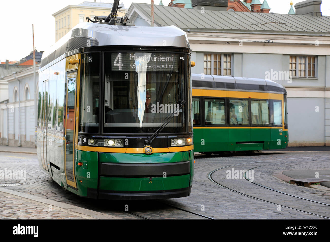 Verde di Helsinki il tram numero 4 gira l'angolo sulla Aleksanterinkatu, Helsinki, Finlandia. Luglio 2, 2019. Foto Stock