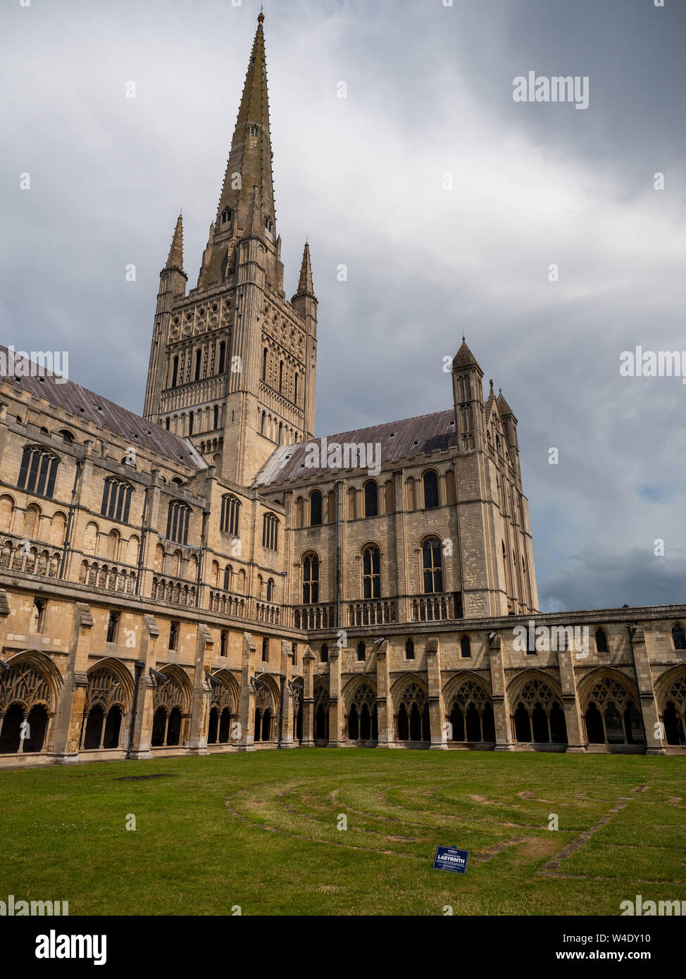 Norwich Cathedral e Norwich, Norfolk, Inghilterra, Regno Unito Foto Stock