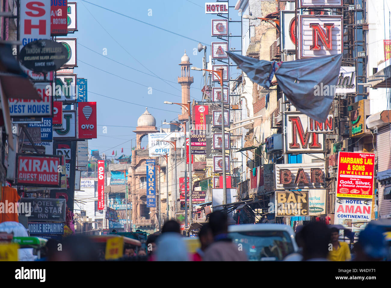 New DELHI - 26 FEBBRAIO: Vecchio mercato indiano di strada Il Bazar principale a Nuova Delhi il 26 febbraio. 2018 in India Foto Stock