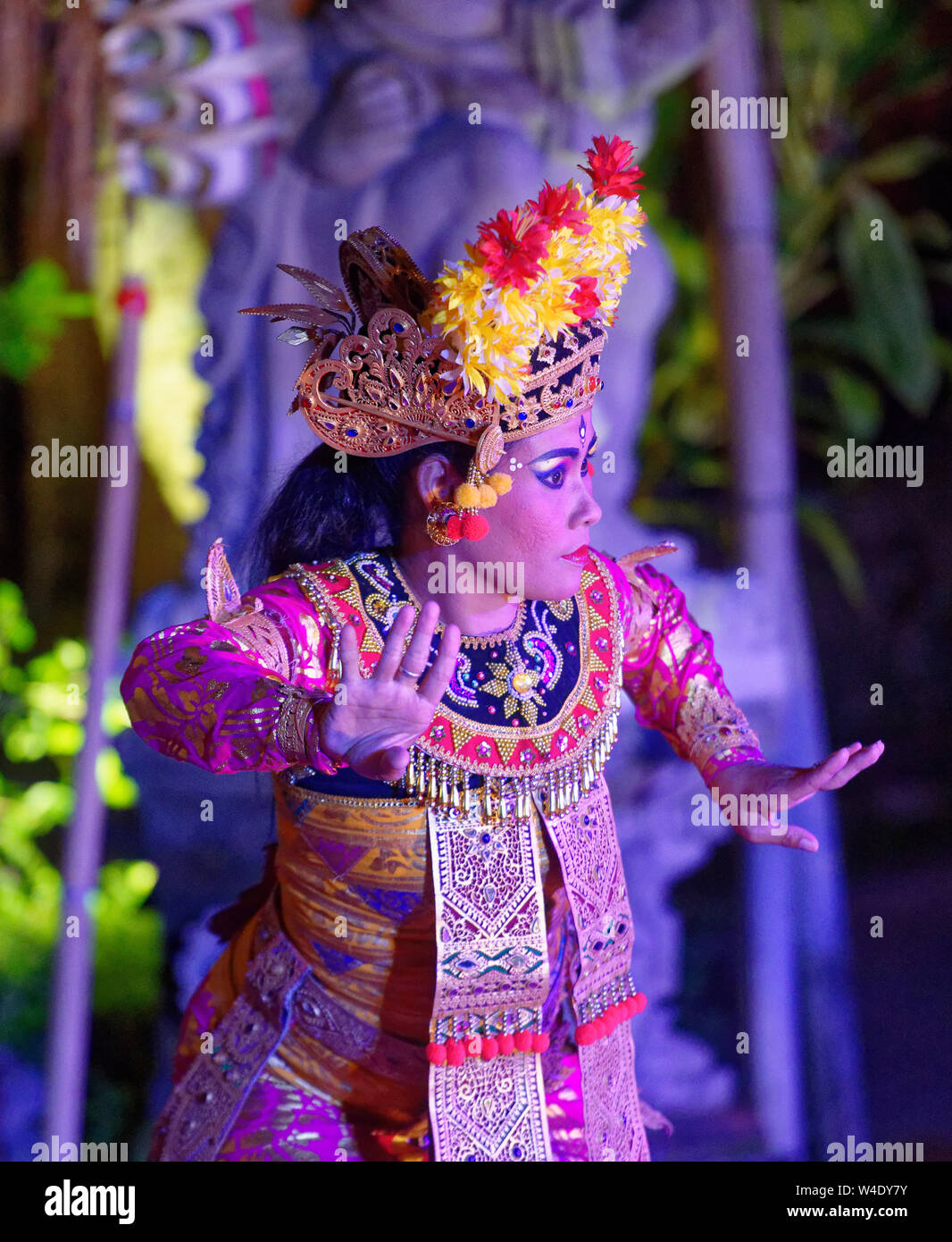 Donna danzatrice Balinese in abito tradizionale costume esibirsi di fronte ad una folla presso il palazzo di Ubud, Bali, Indonseia Foto Stock