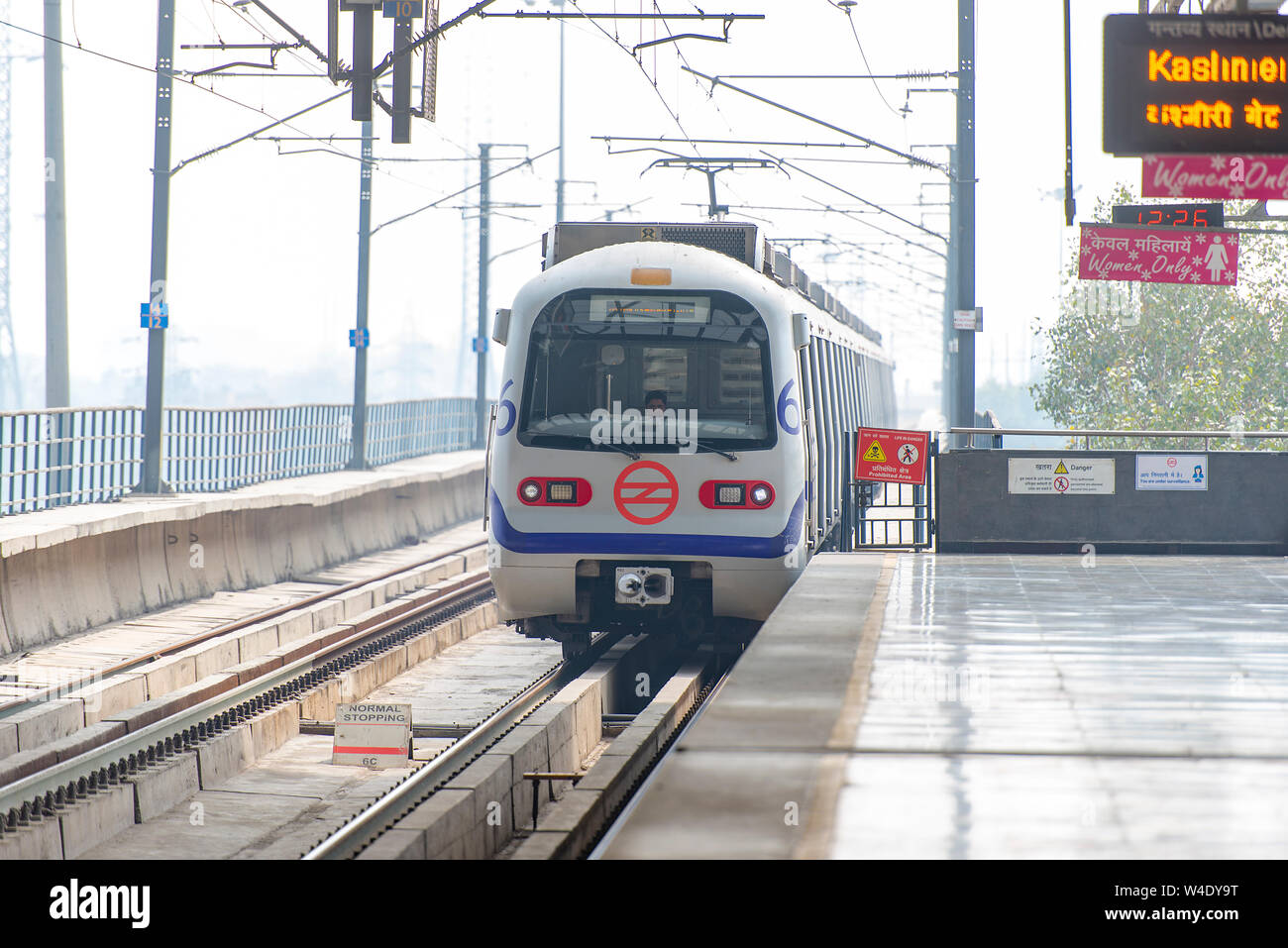 Nuova Delhi - Feb 24: Nuova Delhi La stazione della metropolitana e di un moderno treno il 24 febbraio. 2018 in India Foto Stock