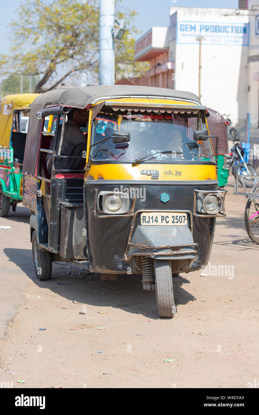 Nuova Delhi - Feb 24: Tradizionale auto automobili di risciò a Nuova Delhi il 24 febbraio. 2018 in India Foto Stock