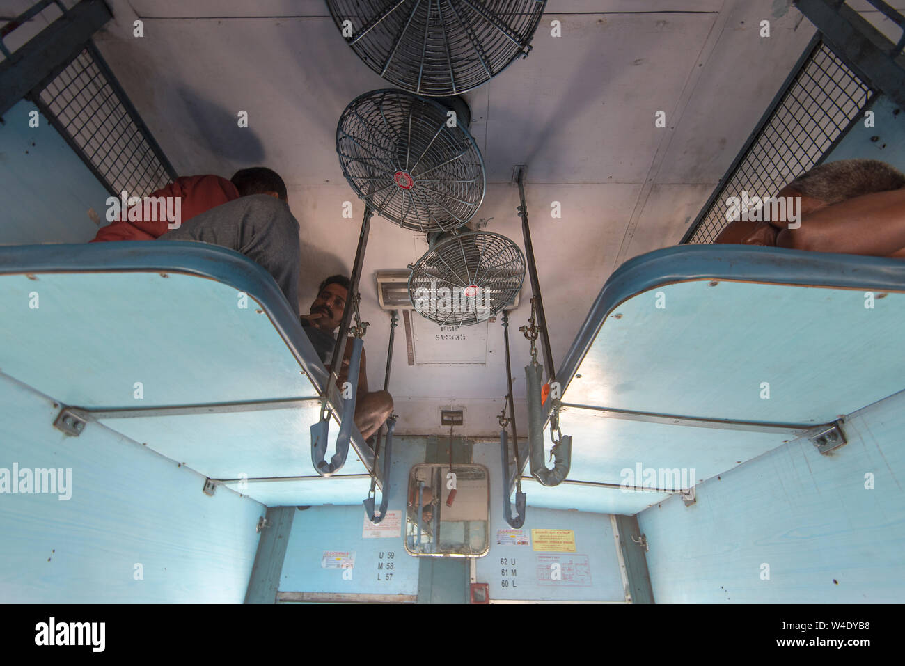 Nuova Delhi - Feb 26: Indiano passeggeri di un treno a Nuova Delhi il 26 febbraio. 2018 in India Foto Stock