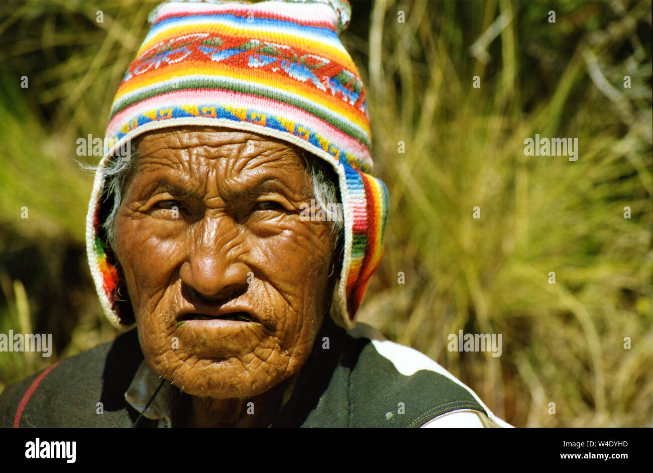 ISLA TAQUILE (lago Titicaca), Perù - juin 10. 2002: Ritratto di vecchio uomo marrone con pelle rugosa con colorati hat Foto Stock