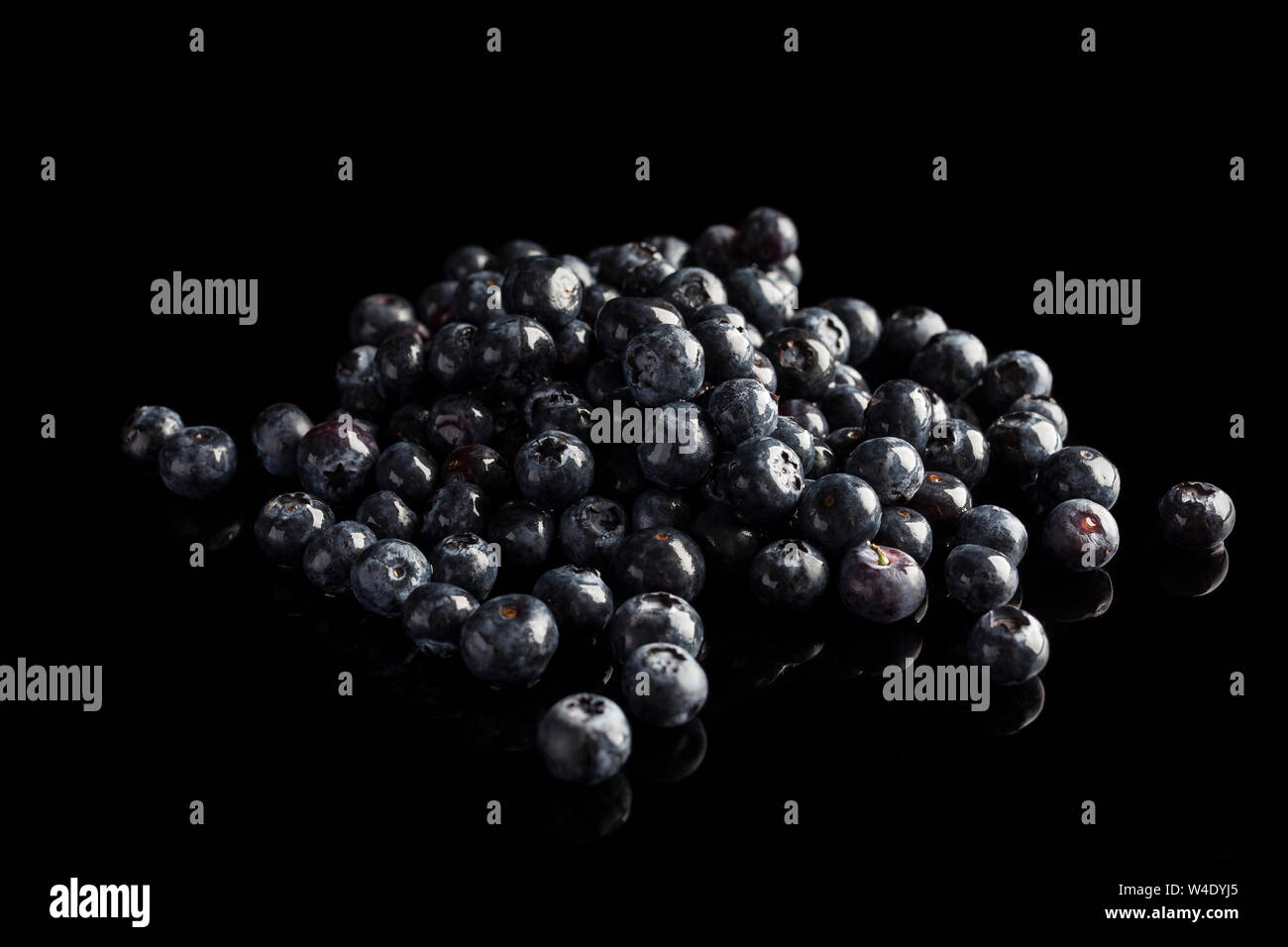 Cumulo di mirtilli su sfondo nero dal lato Foto Stock