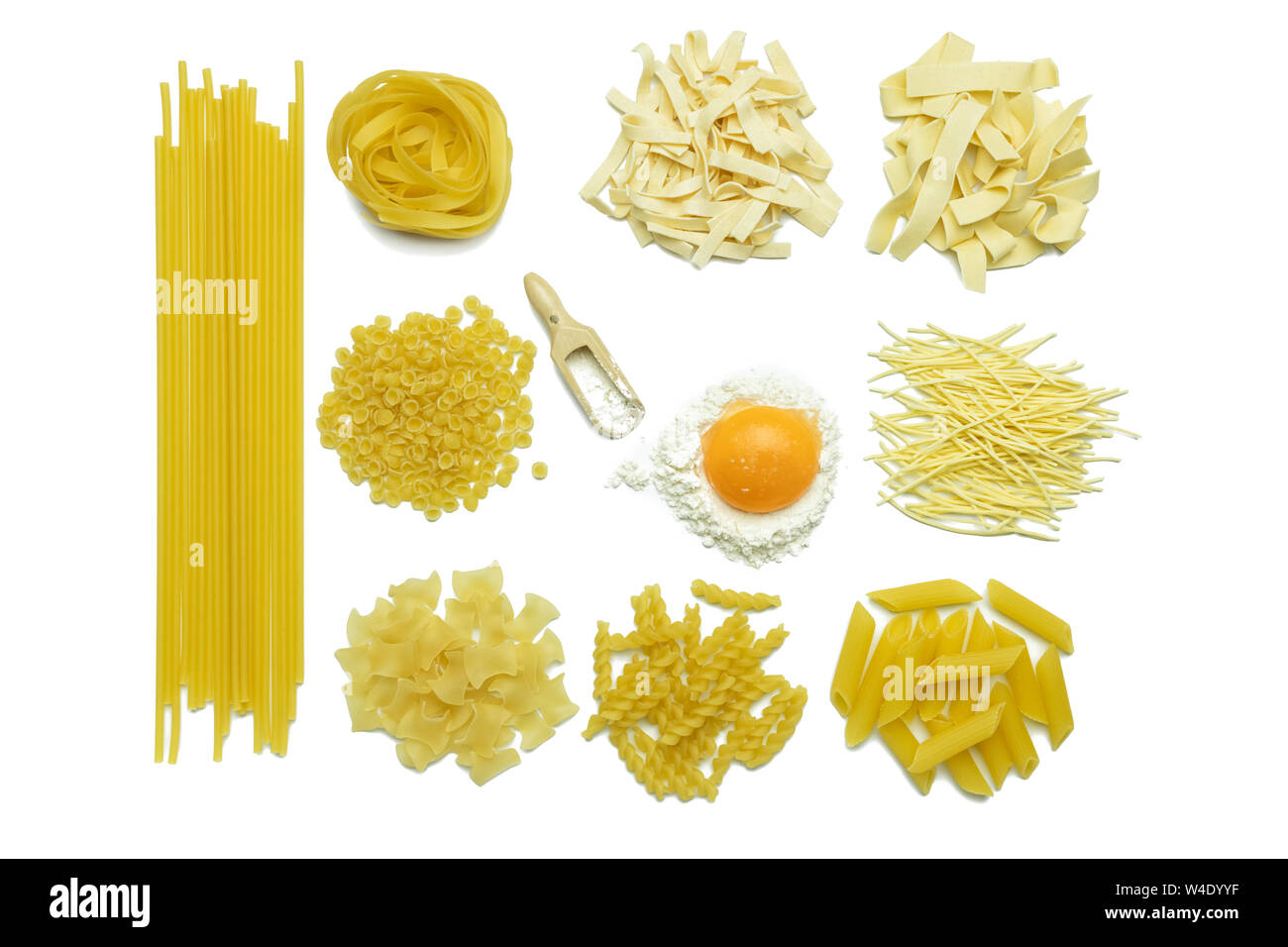 Raccolta di pasta italiana, farina e uova di pollo isolato vista dall'alto su sfondo bianco. Foto Stock