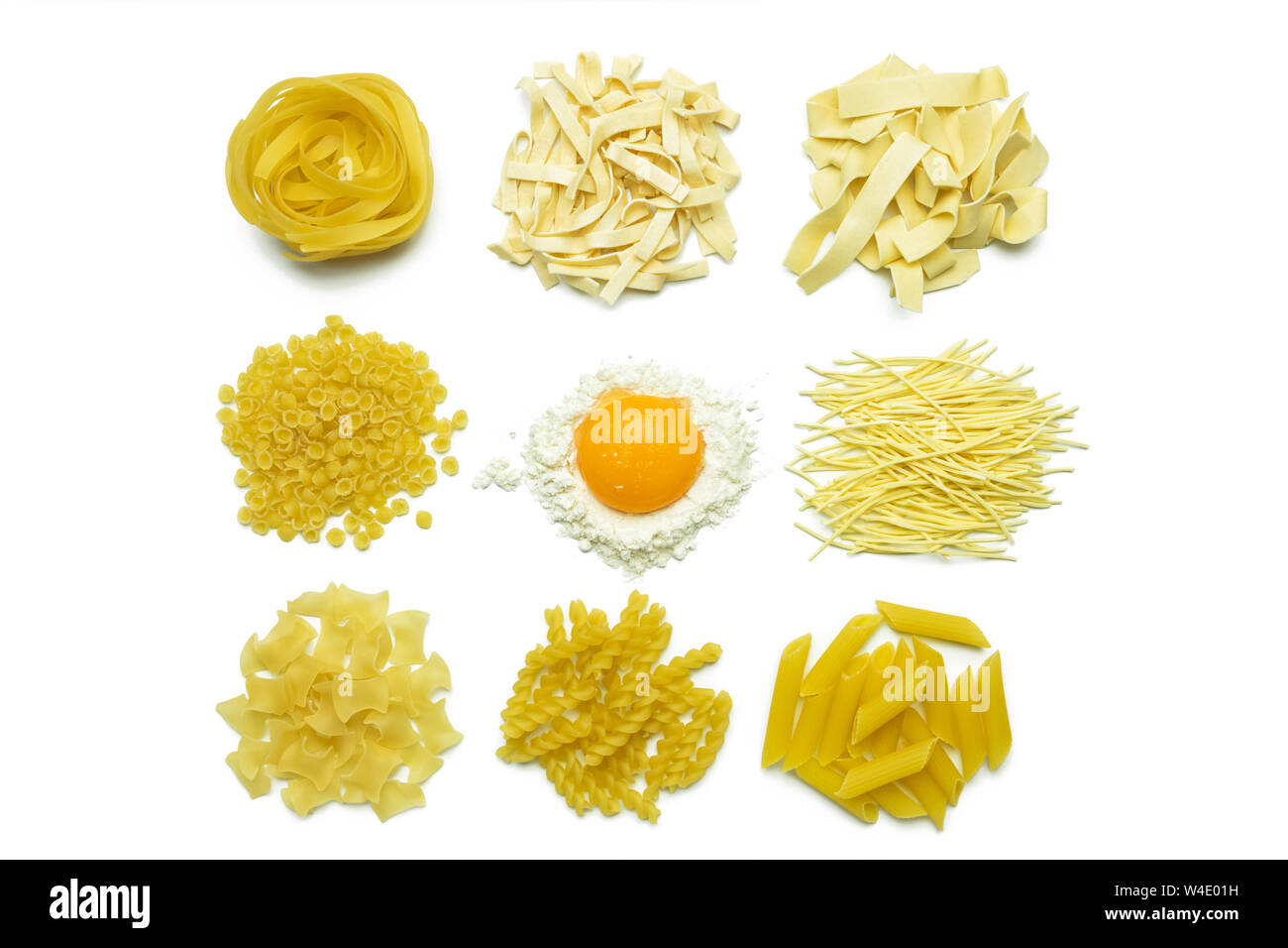 Raccolta di pasta italiana, farina e uova di pollo isolato vista dall'alto su sfondo bianco. Foto Stock