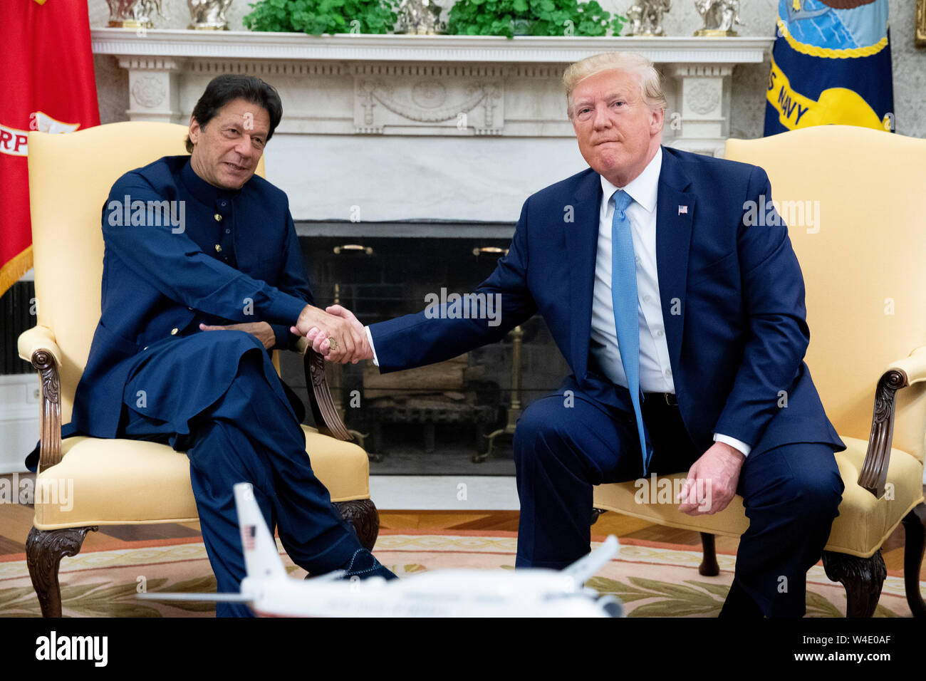 Washington, DC, Stati Uniti d'America. 22 Luglio, 2019. Il presidente statunitense Trump (R) e il Primo ministro del Pakistan Imran Khan (L) agitare le mani durante la loro riunione nell'Ufficio Ovale della Casa Bianca di Washington, DC, Stati Uniti d'America, 22 luglio 2019. I due leader hanno discusso le questioni di sicurezza regionale e il sostegno economico.Credit: Michael Reynolds/Piscina via CNP | Utilizzo di credito in tutto il mondo: dpa/Alamy Live News Foto Stock