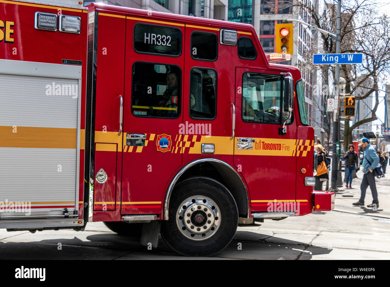 Toronto Fire risposta High-Rise girando su King St. W di rispondere a una chiamata. Foto Stock