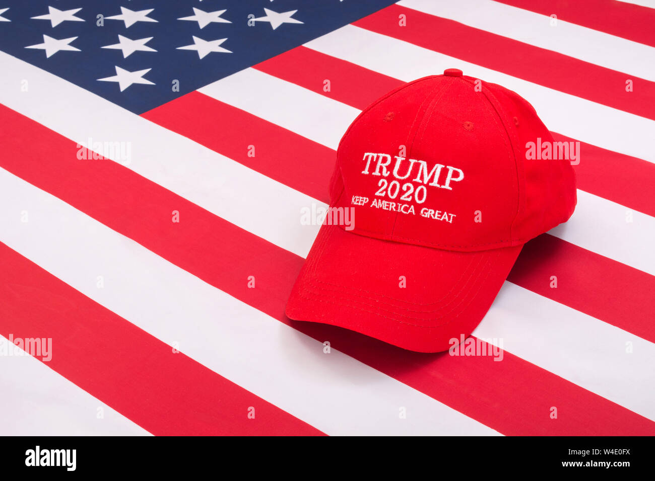 Red Donald Trump 2020 campagna hat / KAG cap + Stars & Stripes. Per Trump sostenitori, Trump 2020 campagna, 2020 elezioni americane, mantenere l'America grande Foto Stock