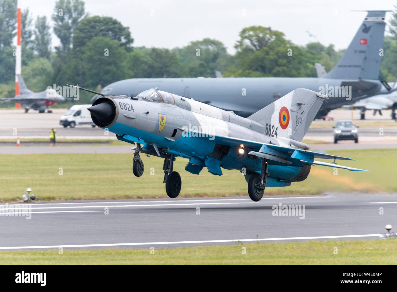 Aereo da caccia jet MIG-21 Lancer C dell'Aeronautica militare rumena in volo al Royal International Air Tattoo Airshow, RAF Fairford, Regno Unito. Russo d'epoca Foto Stock