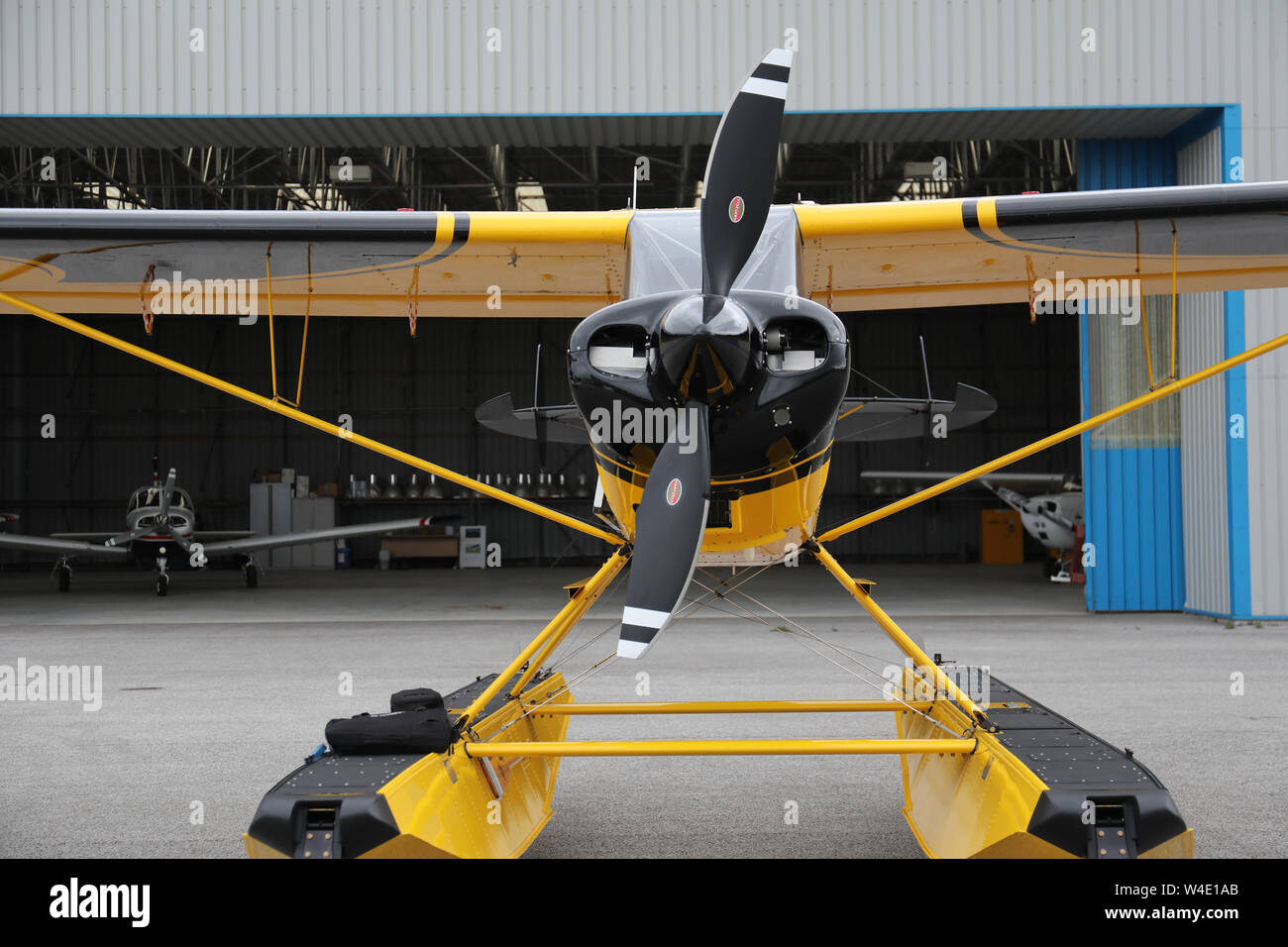 Un giallo Husky Beagle A-1C parcheggiato fino dall'hangar Aviation Park, Hawarden Airport, Chester, Regno Unito Foto Stock