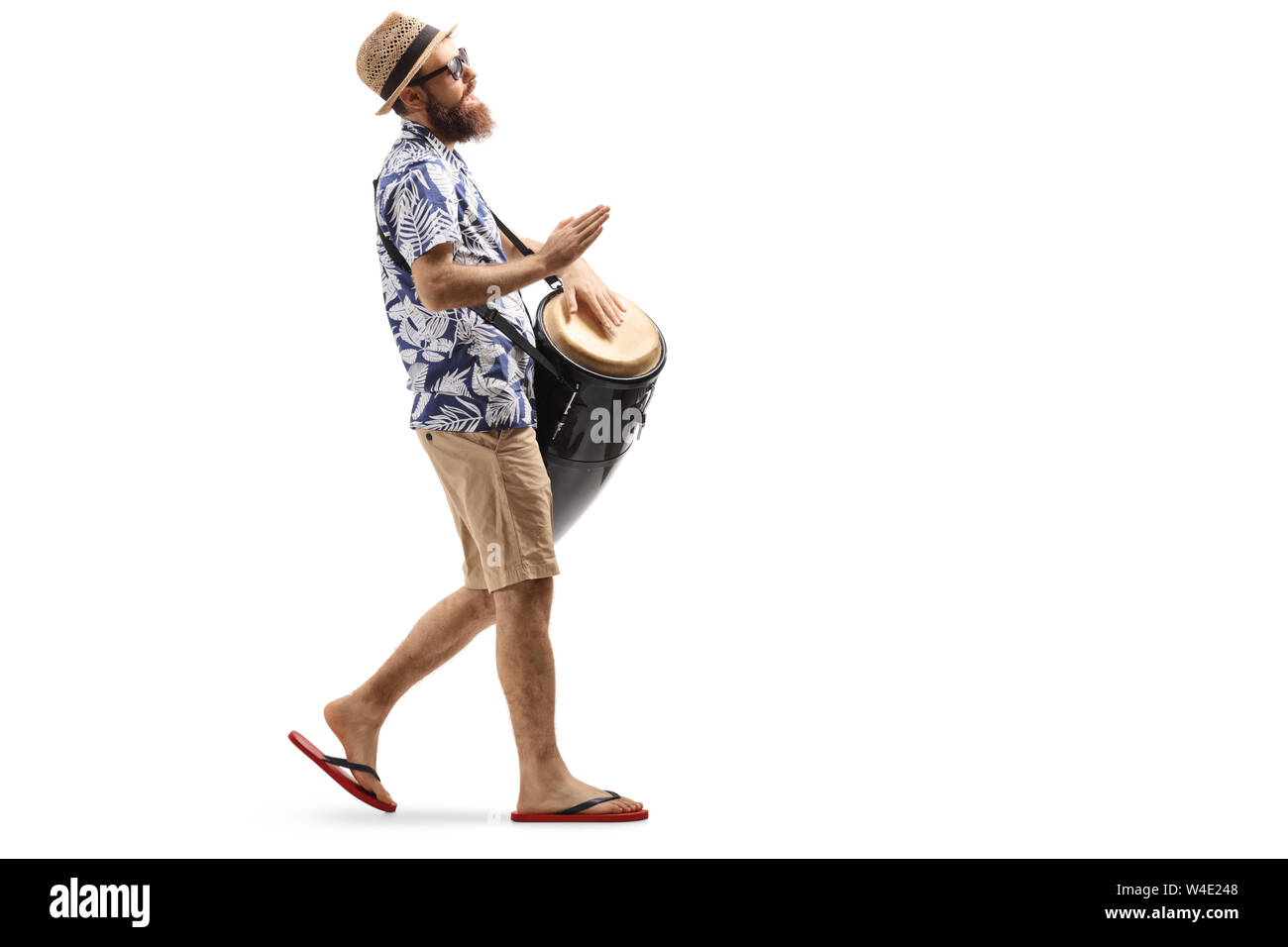 Lunghezza piena ripresa di profilo di un uomo che cammina e riproduzione di tamburi conga isolati su sfondo bianco Foto Stock