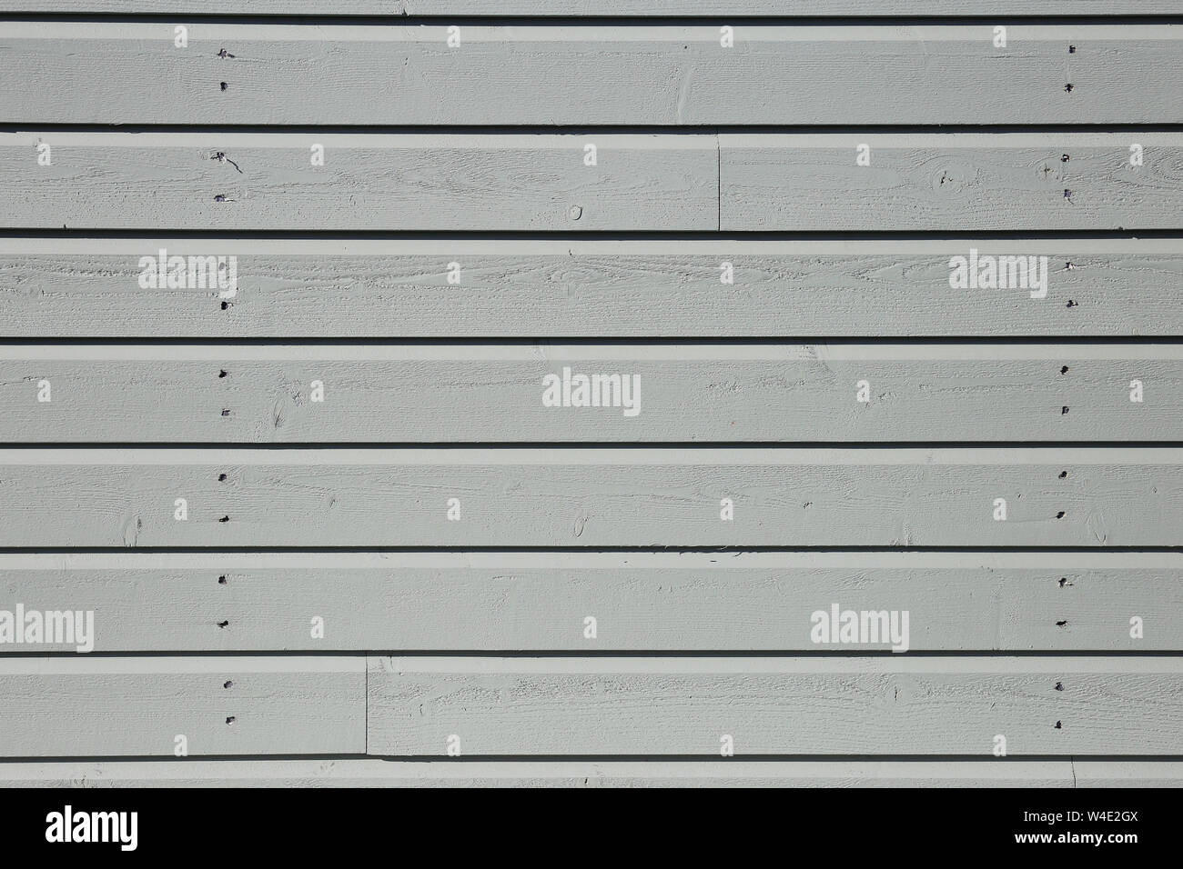 Pareti in legno / recinzione fatta di bianco di sbozzati. Bella la texture / background fotografato in Finlandia. Dettagli di architettura. Immagine a colori. Foto Stock