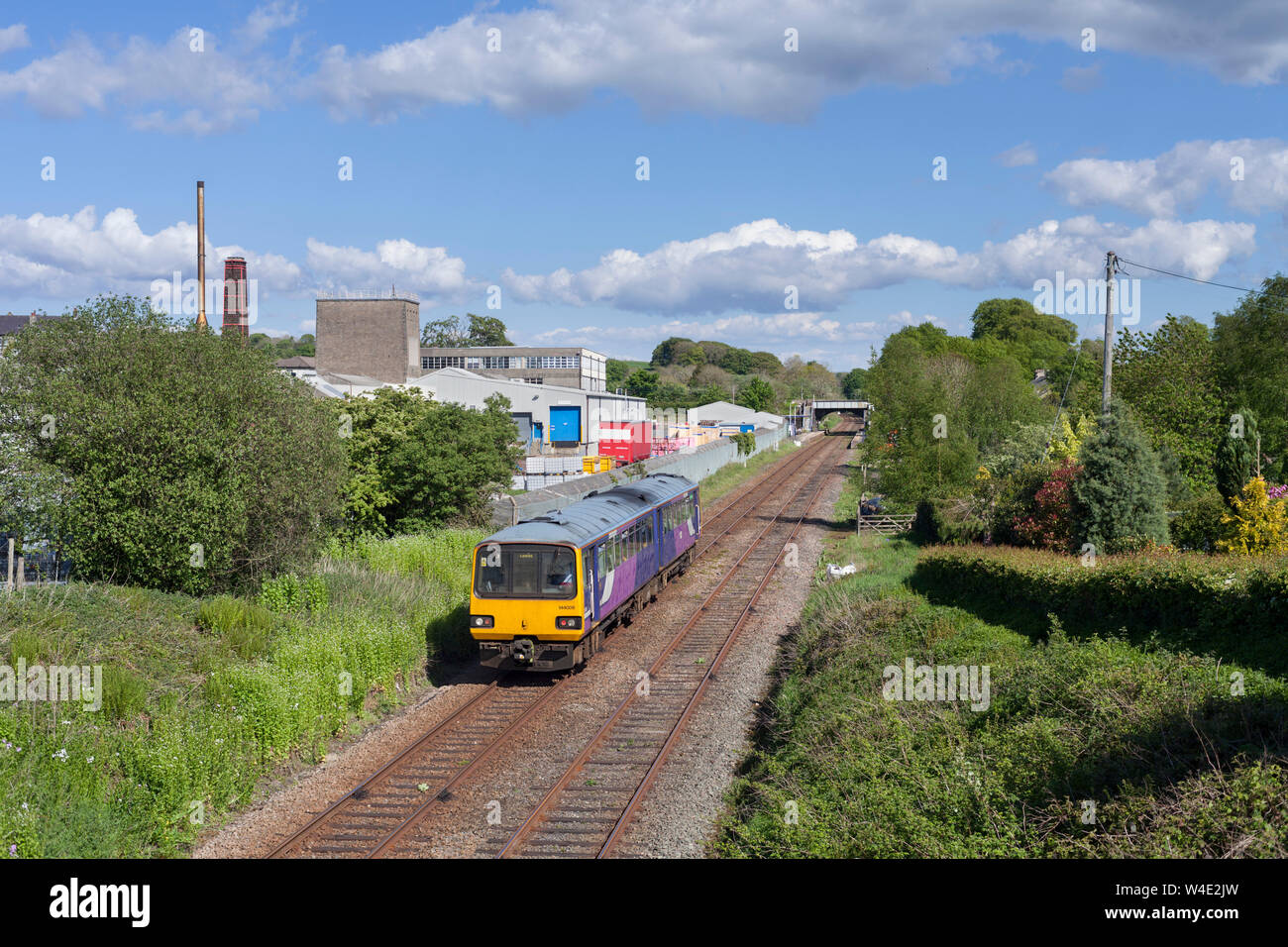 Arriva ferroviaria settentrionale classe 144 treno dello stimolatore a Bentham sul 'poco a nord occidentale" linea ferroviaria Foto Stock