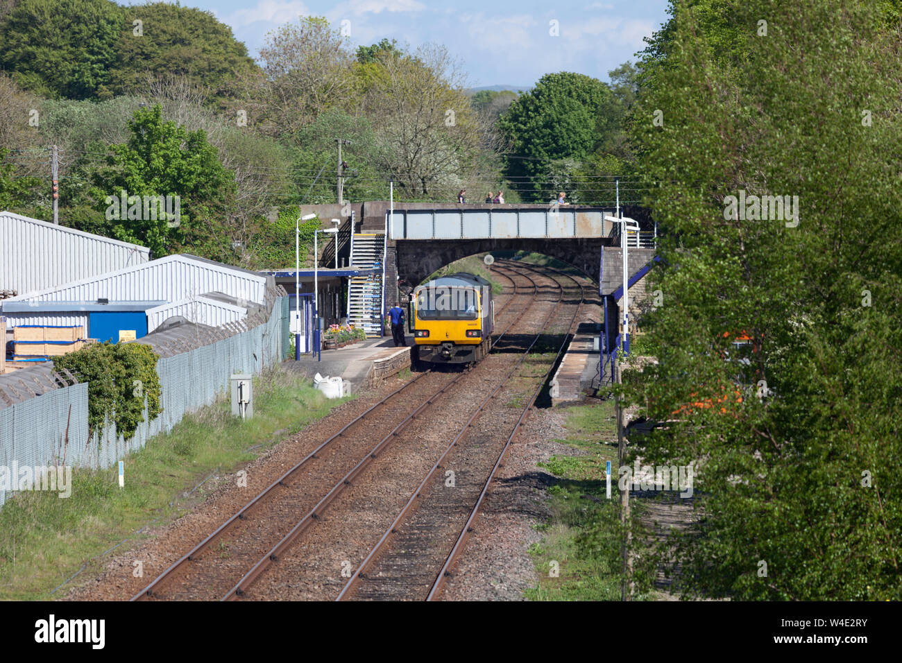 Arriva ferroviaria settentrionale classe 144 treno dello stimolatore a Bentham sul 'poco a nord occidentale" linea ferroviaria Foto Stock
