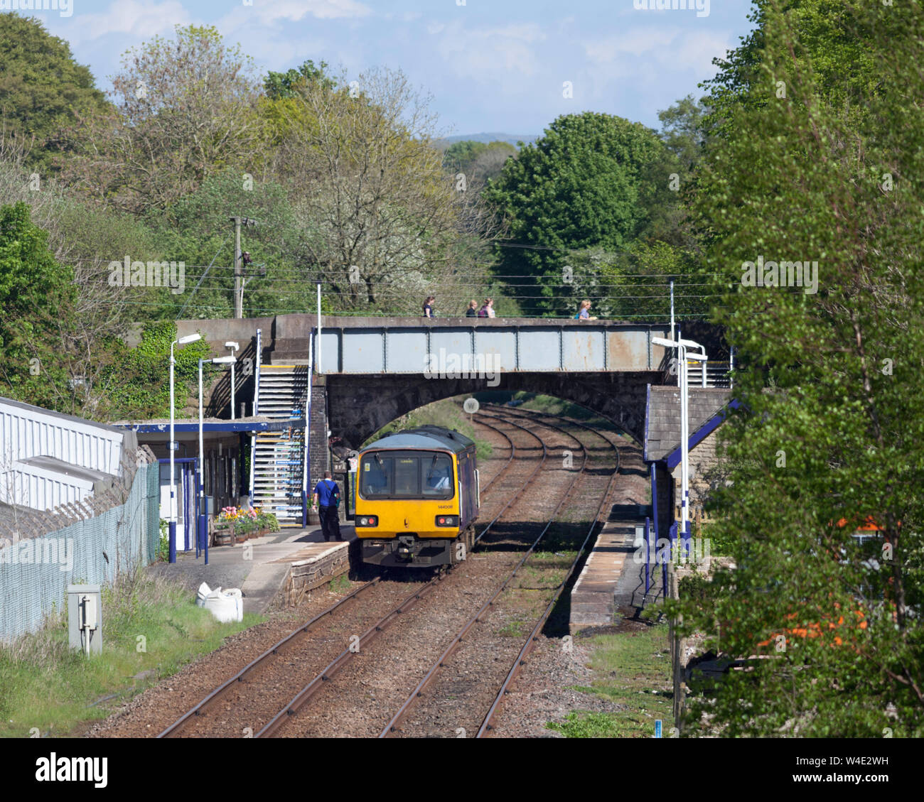 Arriva ferroviaria settentrionale classe 144 treno dello stimolatore a Bentham sul 'poco a nord occidentale" linea ferroviaria Foto Stock
