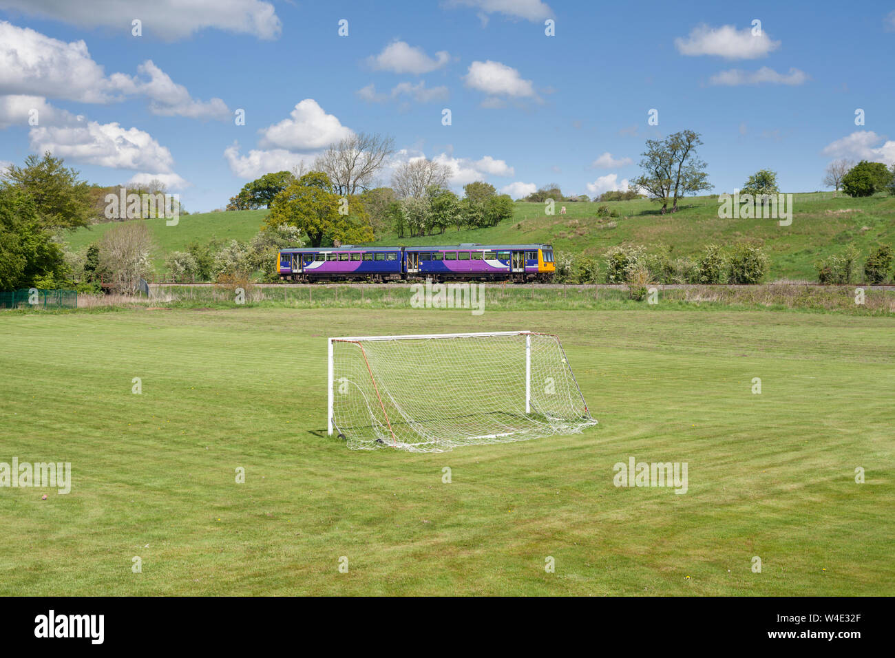 Arriva Nord classe rampa 142 pacer treno passa basso Bentham sulla giunzione di stabilirsi a Carnforth 'poco a nord ovest della linea ferroviaria Foto Stock