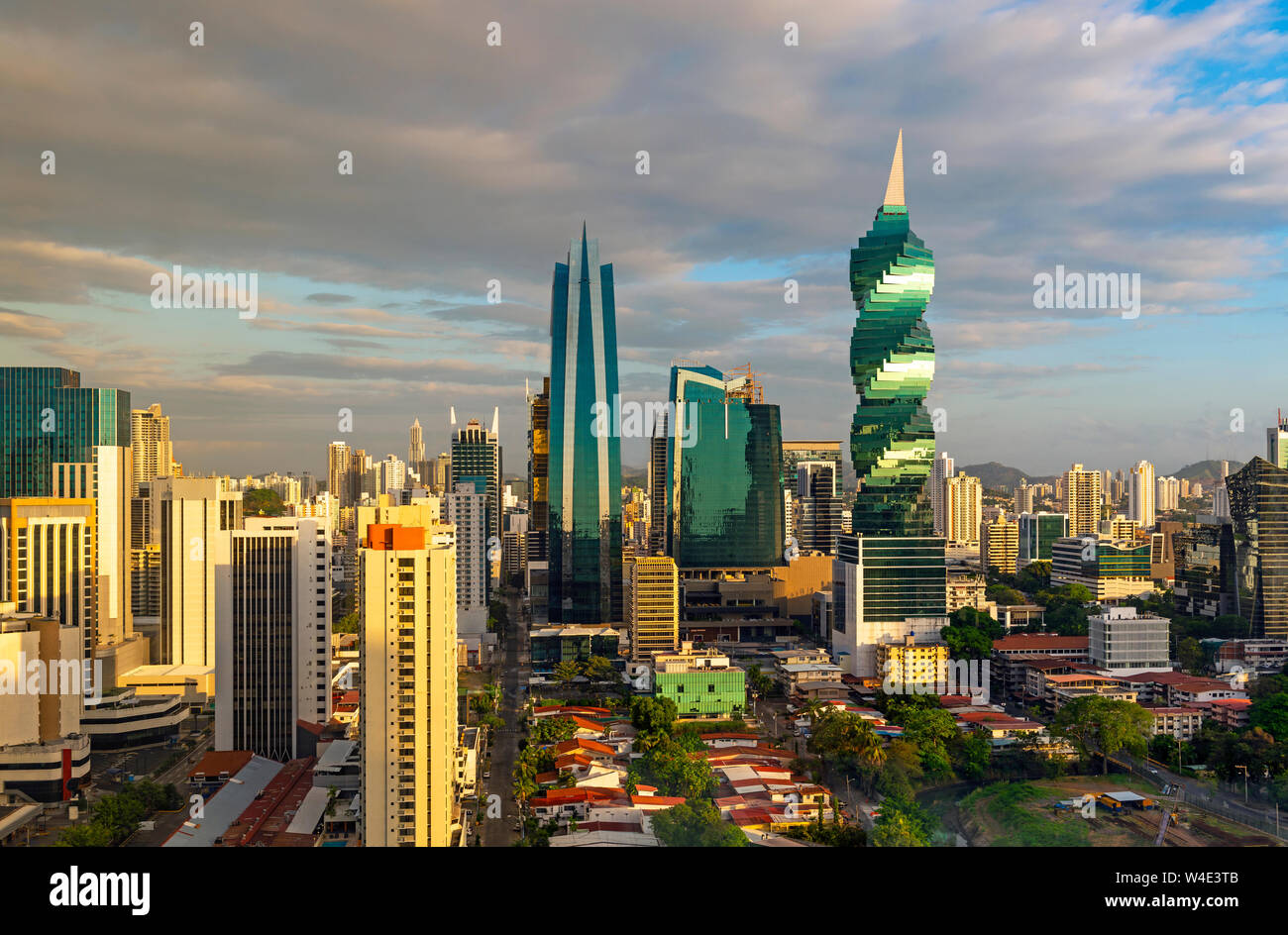 La colorata skyline panoramico della città di Panama a sunrise con elevato aumento di grattacieli, Panama America centrale. Foto Stock