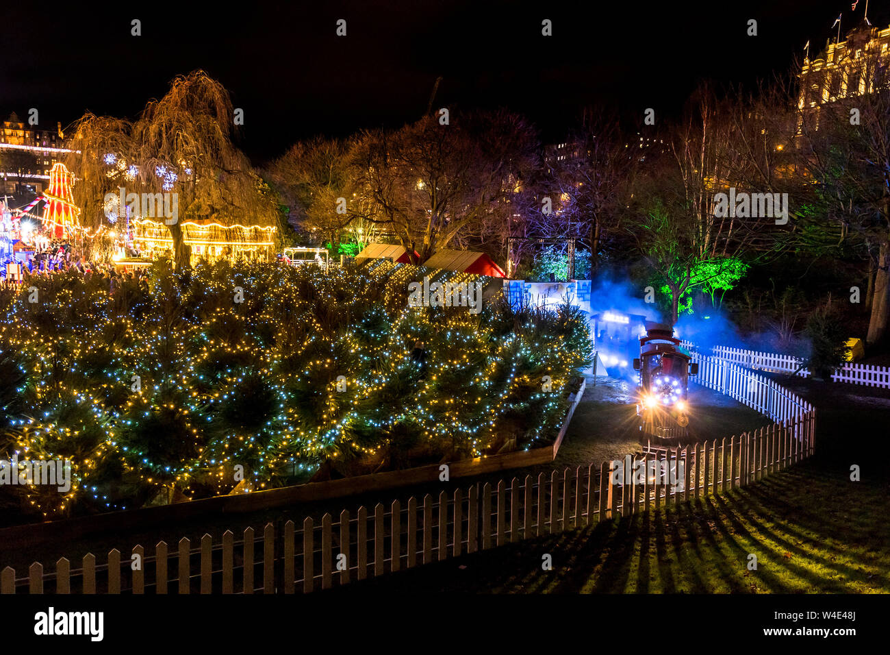 Natale/Hogmanay street entertainment, Edimburgo Foto Stock