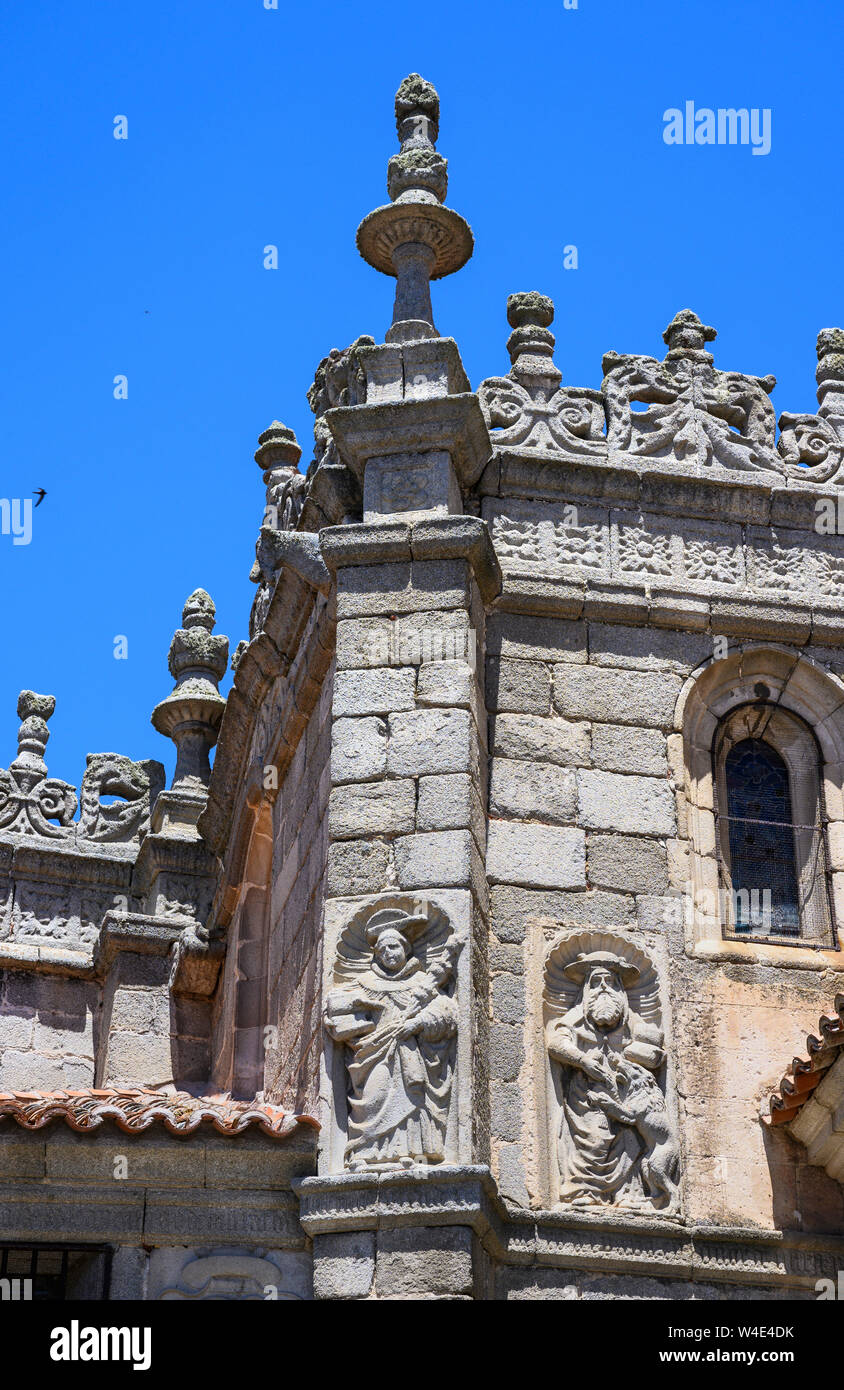 Decorazioni scolpite e statue sulle pareti esterne della Cattedrale di Avila, Castilla y Leon, Spagna Foto Stock