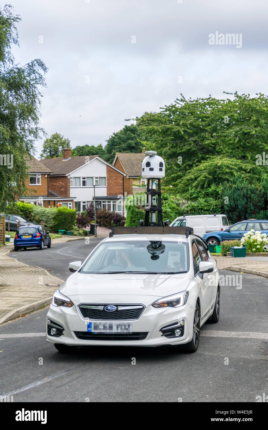 Una Subaru Impreza Apple mappe Raccolta di immagini di guida auto in Londra Sud suburban street. [NB numero di targa oscurata]. Foto Stock