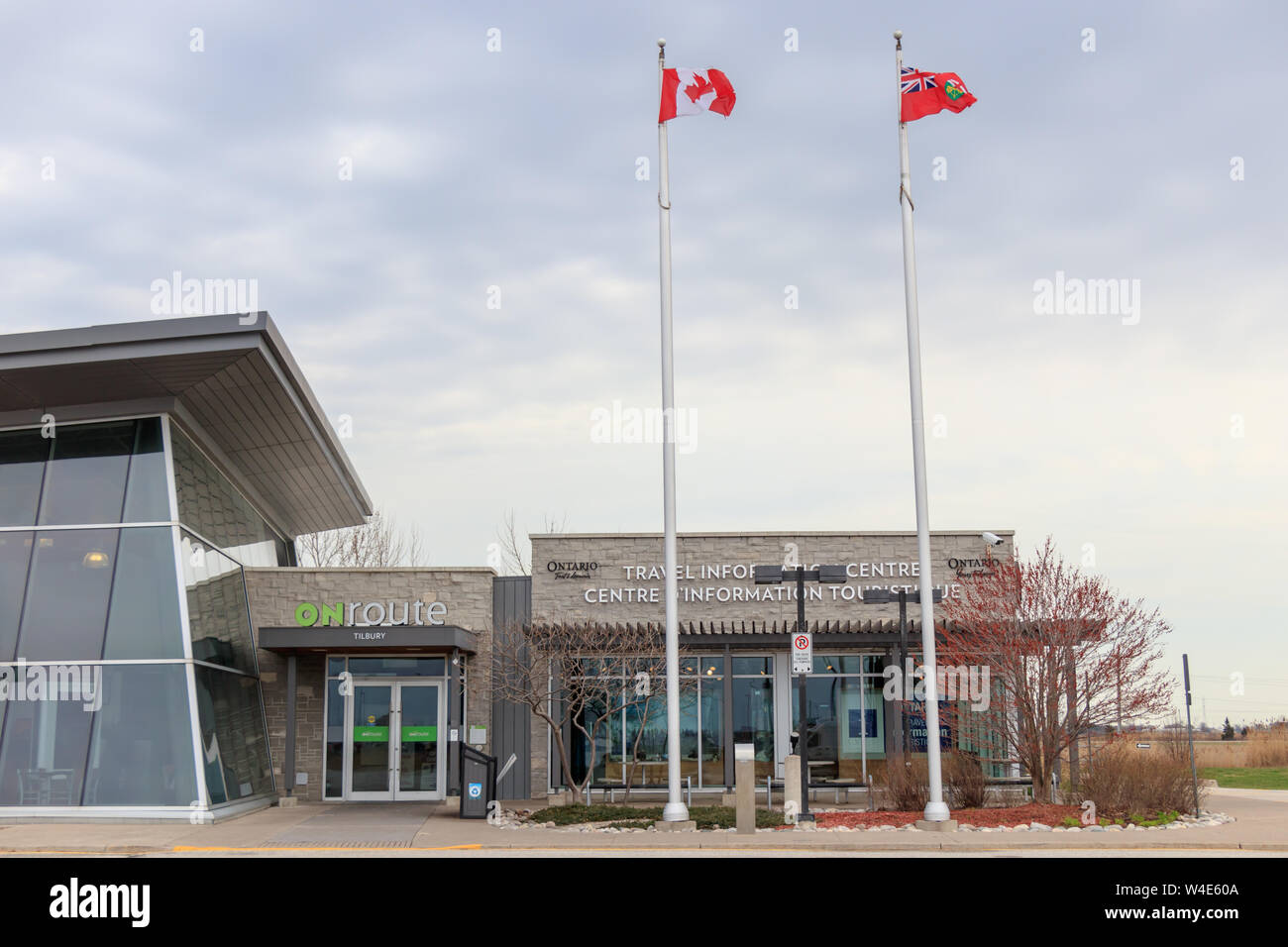 Ingresso di Tilbury ONroute corsa lungo Ontario 401 autostrada, visto con Canada e Ontario bandiera. Foto Stock