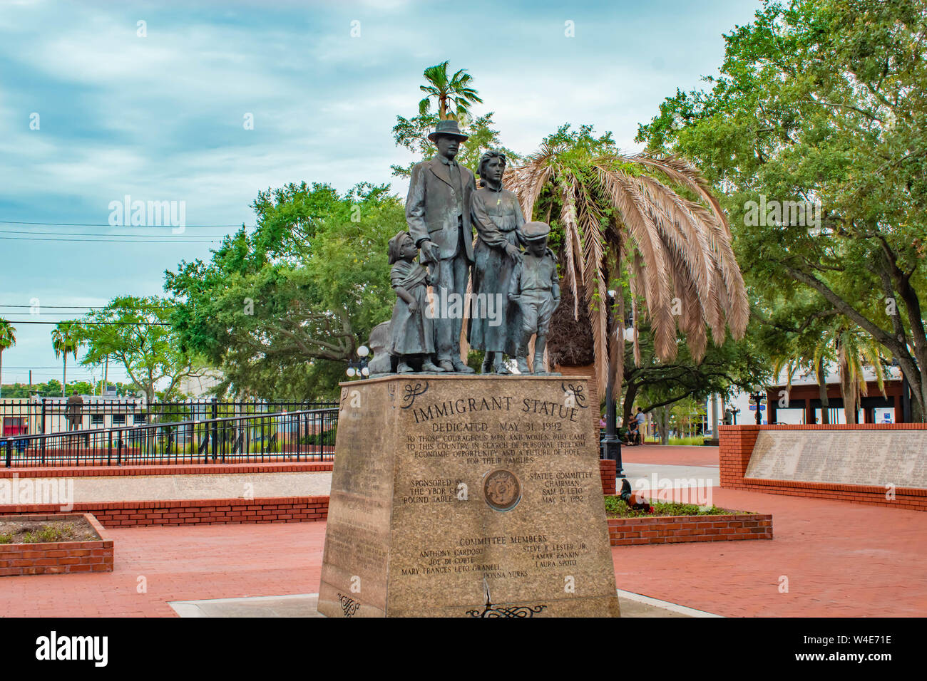 Baia di Tampa, Florida. Luglio 12, 2019 . Famiglia Inmigrant Statua in Centennial Park a Ybor City Foto Stock