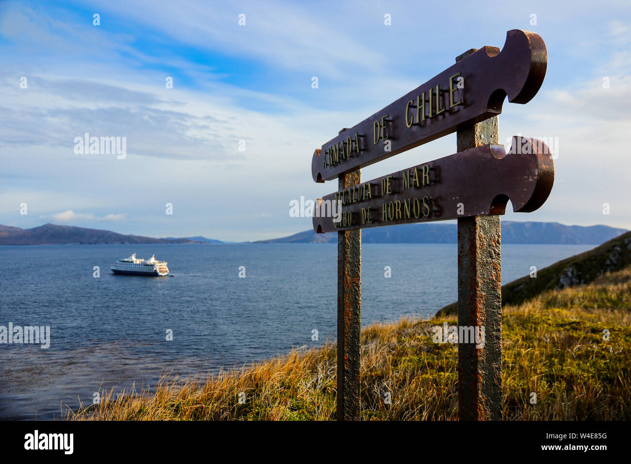 Nave da crociera ancorata nei pressi di Capo Horn isola nel sud del Cile Foto Stock