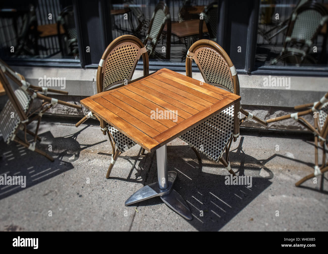 Svuotare terrasse, nessun client.. Foto Stock