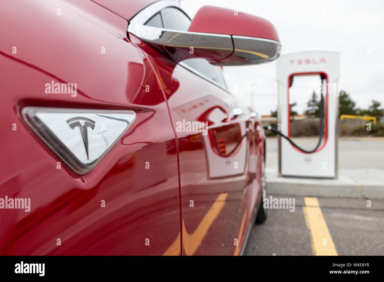 Rosso Modello Tesla S vista laterale del veicolo è sovralimentato di Tesla CF Markham sovralimentatore. Foto Stock